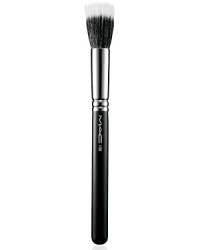 A flat-topped, full circular brush used for lightweight application and blending of any formula colour – fluid, cream, powder or pigment. Ideal for creating soft layers or adding textures. Made from a soft blend of goat and synthetic fibres.