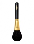 Thanks to the unique shape and precise size of its bristles, this luxurious brush lets you apply makeup quickly and flawlessly to your entire face. Its very soft, fine and ultra-supple natural bristles offer an easy and light application of loose powder. Enjoy creating an array of makeup looks, from the most natural to the most sohisticated! 