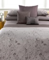 A floral escape! This Calvin Klein Jardin sheet transforms your bed into a garden of luxury with luxurious cotton percale fabric.