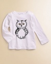 A wide-eyed owl gazes intently and sweetly from a soft cotton tee, ready for stylish days of play.Crew necklineShoulder buttonsLong sleevesBurberry Baby logo screeend at backCottonMachine washImported