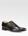 Kir lace-up shoe with embossed Gucci script logo.Leather upperLeather liningPadded insoleLeather soleMade in Italy