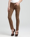 With crisp cheetah print and a sleek silhouette, these Isaac Mizrahi Jeans skinny jeans are sure to cause a stir. Team with polished pumps and take the look to fierce fashion heights.