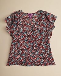 An everyday top with fashionable flourishes, this cute jeans topper features a floral print, fluttery ruffled short sleeves and an on-trend hi-lo hem.