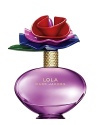 A modern free spirit with an irresistible attitude. Lola is an intoxicating swirl of rich layers, wrapping the skin in sensuous florals blooming with a signature note of fuchsia peony. Playfully alluring and irresistibly tempting.