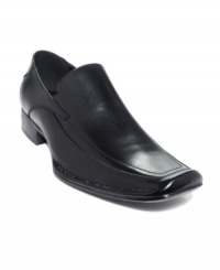 Complement your sleek work week rotation with these streamlined moc toe leather loafers for men from Steve Madden's always original collection of men's dress shoes.