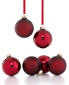 Keep it simple, make it classic. A mix of shiny glass and matte-finished ball ornaments, this set brings all the elegance of Martha Stewart Collection to your Christmas tree.