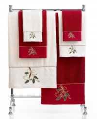 Ring in the holiday season in Lenox style. Featuring soft cotton embellished with festive holly-and-ribbon embroidery and tasteful touches of gold, this hand towel charms your bath with seasonal elegance.