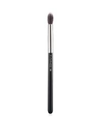 With its soft dome shape made of goat and synthetic fibers, the two-toned M·A·C 286 Dio Fibre Blending Brush provides a sheer, more controlled application of MAC Mineralize Eye Shadow.