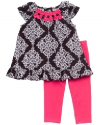 Mix it up! Change up her everyday wardrobe with this sweet and sassy print shirt and legging set from Rare Editions.