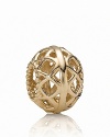 Intricate latticework in 14K gold makes for a wonderfully woven PANDORA charm.