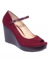 The Juliete platform wedges by R2 are sexy and smooth with a dainty ankle strap that makes this look decidedly feminine.