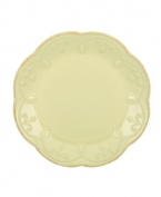 With fanciful beading and a feminine edge, this Lenox French Perle accent plates have an irresistibly old-fashioned sensibility. Hardwearing stoneware is dishwasher safe and, in a soft pistachio hue with antiqued trim, a graceful addition to every meal.