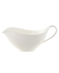 Truly timeless, the graceful Anmut gravy boat is crafted in the premium bone china of Villeroy & Boch and finished with a pure white glaze for unparalleled versatility.