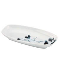 Adorned with painterly leaves and vines, the large Silhuet oblong tray instills a sense of peace and calm at casual tables. Featuring a canvas of sleek white porcelain with the renowned quality of Dansk.