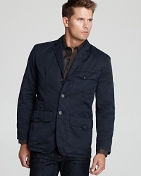 A unique mix of rugged and refined in classic cotton, this handsome jacket offers a masculine finish to your attire, a versatile essential you can always rely on.