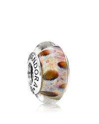 A dramatic leopard print design infuses your collection with a touch of the wild. Logo-engraved sterling silver trim displays the PANDORA signature.