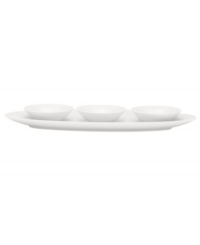 A modern balance. Create a sense of effortless urban luxury with the Matte & Shine hors d'ouvres tray, featuring three minimalist dip bowls, a white glaze and tonal banding by Donna Karan Lenox.