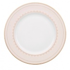 The Samarkand bone china collection by Villeroy & Boch combines stylish, exotic elements with timeless elegance. Precious golden bands and chains decorate this pure white bone china pattern. Warm ivory tones add a harmonious touch. Mix and match with coordinating Mosaic-designed pieces for a look that is truly your own.