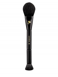 This versatile, dual-ended natural-hair brush is the ideal partner to contour the face and create a customized, naturally sculpted look. The flat, oval shape gently lays product on the skin, while the flat circular tip gives a precise application.