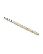 A professional, ultra-precise brush specially designed for Total Concealer. Made of synthetic materials. 