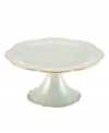 With fanciful beading and a feminine shape, this Lenox French Perle cake stand has an irresistibly old-fashioned sensibility. Hardwearing stoneware is dishwasher safe and, in an ethereal ice-blue hue with antiqued trim, a graceful addition to dessert.