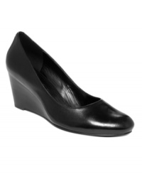 Ecco's Jales wedge pumps are perfectly pretty and polished with a smooth round toe and wedge heel.