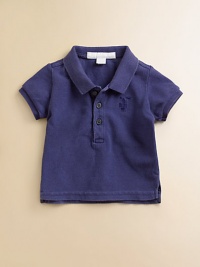 Amazingly soft, this must-have cotton design features an embroidered chest logo.Polo collar Short sleeves Button placket Embroidered chest logo Side slits Cotton Machine wash Imported Please note: Number of buttons may vary depending on size ordered. 