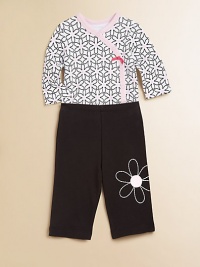 Bold, beautiful daisies adorn the bodysuit and pants of this plush cotton two-piece set with snaps and and elastic waistband. Bodysuit V-neckLong sleevesFront snapsBottom snaps Pants Elastic waistbandCuffed hemCottonMachine washImported Please note: Number of buttons/snaps may vary depending on size ordered. 