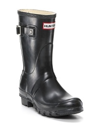 Short rubber rain boots with a legendary Hunter fit and comfort.