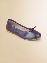 A classic ballet flat is given a stylish update in plush, pearlized leather.Slip-on style with adjustable tie at vampLeather upperCotton liningLeather/rubber solePadded insoleImported