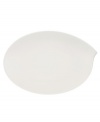 Reshape modern tables with the Flow oval platter from Villeroy & Boch. A fluid, asymmetrical design in white fine china offers unconventional elegance for every meal and occasion. Perfect for the main course!