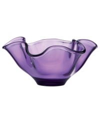 Fresh and elegant, this Lenox Organics bowl is crafted of heavy crystal with a playful ruffled edge. A bold purple hue adds to its allure, making a stylish impact on any space.