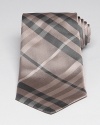 Burberry London innovates on its signature check pattern to create this remarkable tie in pure premium silk, offering its wearer a welcome touch of urbanity. Utterly accessible, yet highly refined, from the renowned English designer.