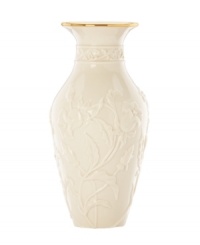 Canterbury bells spring from ivory porcelain, giving this Lenox Floral Meadow vase a delightfully understated grace. A band of sumptuous gold adds to its classic allure.