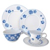 With a charming blue flower motif, this premium porcelain dinner plate combines retro charm with modern functionality.