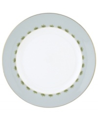 Combining the exotic lushness of the tropics with classic British style, this china collection stirs romantic thoughts of overseas adventures. Serve your main course on British Colonial dinner plates from Lenox. Choose from three richly detailed designs: Shutter, Bamboo or Trade Winds. A thin rim of gold lends a brilliantly elegant touch.