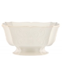 With fanciful beading and a feminine shape, this centerpiece bowl from the Lenox French Perle dinnerware collection has an irresistibly old-fashioned sensibility. Hard-wearing stoneware is dishwasher safe and, in a soft white hue with antiqued trim, a graceful addition to every meal.