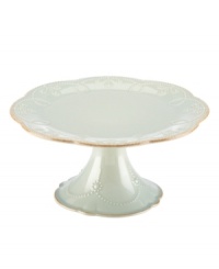 With fanciful beading and a feminine shape, this Lenox French Perle cake stand has an irresistibly old-fashioned sensibility. Hardwearing stoneware is dishwasher safe and, in an ethereal ice-blue hue with antiqued trim, a graceful addition to dessert.