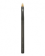 Apply a veil of rich color or glossy shine with the Lip brush. The flat, sable hair bristles line and color lips with ease and precision. Ideal for smoothing on color to create an even finish. Tapered edges make applying lip color to the corners of the mouth effortless. Protective cap allows you to carry your lip brush anywhere you travel.