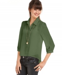 The hi-lo hem (shorter in front & longer in back) adds modern edge to this Ali & Kris menswear-ish buttoned shirt -- pair it with skinny trousers for an on-trend office look!