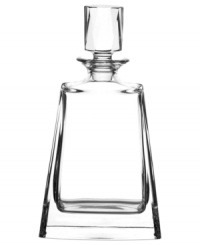 Tend to the bar with the classic allure of Lauren Ralph Lauren. Crafted of luminous crystal, the Wentworth decanter is grounded in a substantial base that's contrasted by a multifaceted stopper.