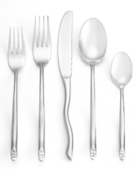 A fresh catch for beach homes, Seashell flatware combines sculpted handles and scalloped edges in matte stainless steel for an organic look and feel. This 20-piece set includes everyday service for four.