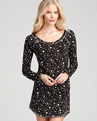 An all-over star print and asymmetrical hemline give this long-sleeve sleep shirt rock-star flair.