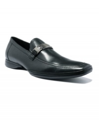 Simplify your morning routine with the clean lines and classic style of Kenneth Cole's slip-on leather loafers for men. Finished with a silver-toned bit at the vamp for a touch of modern polish, these men's dress shoes blend style and comfort.