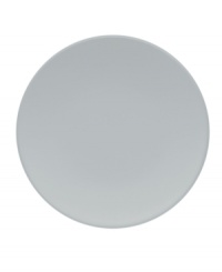 With a powdery matte finish and clean modern shape, the Naturals salad plates from designer Vera Wang bring minimalism to the table with chic style. In a serene shade of gray to complement any setting.