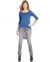 Jessica Simpson updates the casual-cool raglan top with a hem that dips dramatically low.