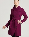 With an oversized collar, sleek raglan sleeves and a flattering, belted waist, this double breasted Andrew Marc coat lends modern, chic style that makes transitioning into cooler weather a fashion-forward breeze.