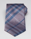 Burberry London innovates on its signature check pattern to create this remarkable tie in pure premium silk, offering its wearer a welcome touch of urbanity. Utterly accessible, yet highly refined, from the renowned English designer.