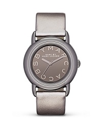 Give your hourly look a hit of MARC BY MARC JACOBS' style with this mirror-effect watch. Crafted of plated stainless steel, it features analog movement and a logo-detailed face.