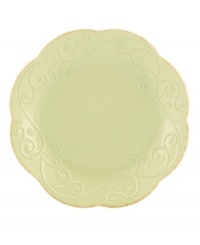 With fanciful beading and a feminine edge, the Lenox French Perle dessert plates have an irresistibly old-fashioned sensibility. Hardwearing stoneware is dishwasher safe and, in a soft pistachio hue with antiqued trim, a graceful addition to any meal.